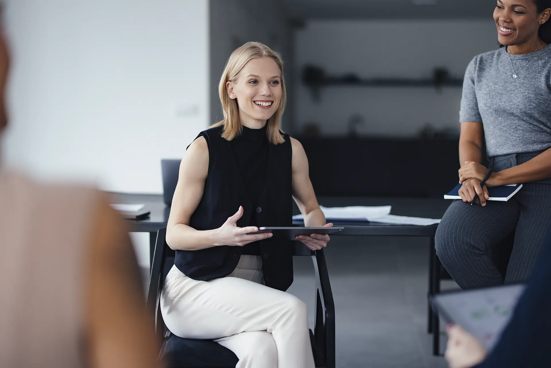UPP StenOne Screen - bild på kvinna som håller i sin surfplatta